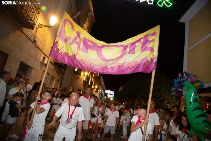 Desfile de las peñas en El Burgo 2025 