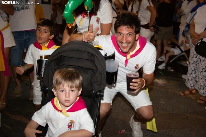 Desfile de las peñas en El Burgo 2025 