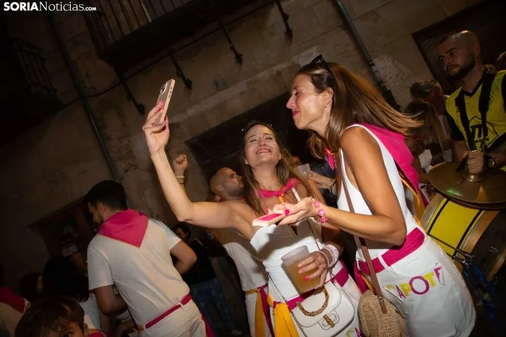 Desfile de las peñas en El Burgo 2025 