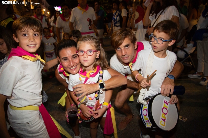 Desfile de las peñas en El Burgo 2025 