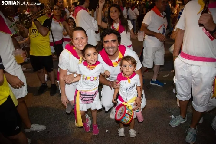 Desfile de las peñas en El Burgo 2025 