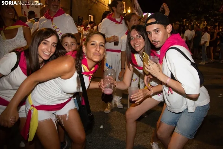 Desfile de las peñas en El Burgo 2025 