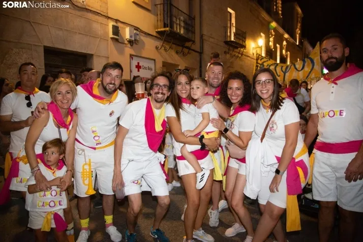 Desfile de las peñas en El Burgo 2025 