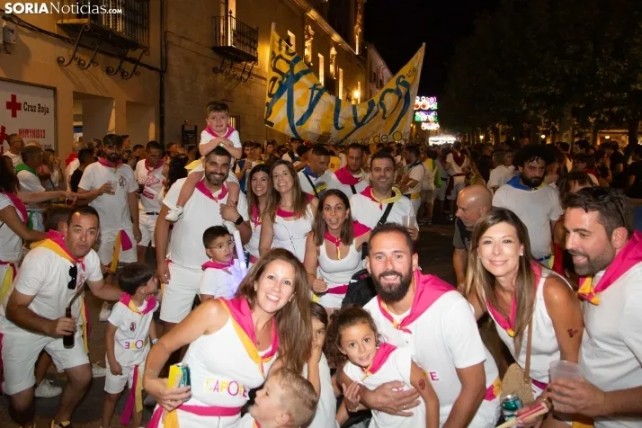 Desfile de las peñas en El Burgo 2025 
