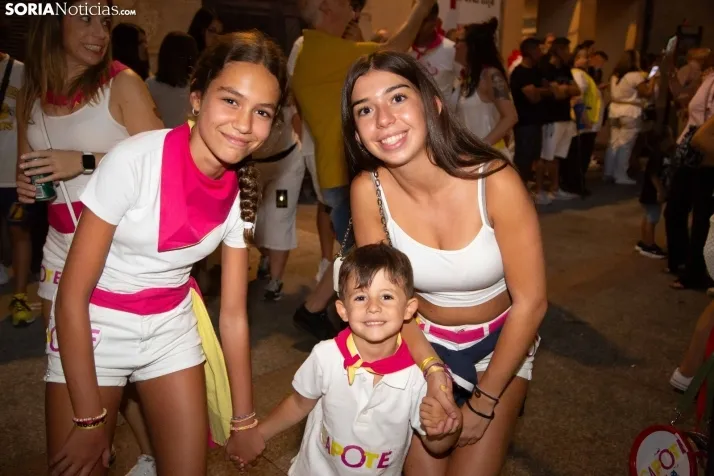 Desfile de las peñas en El Burgo 2025 