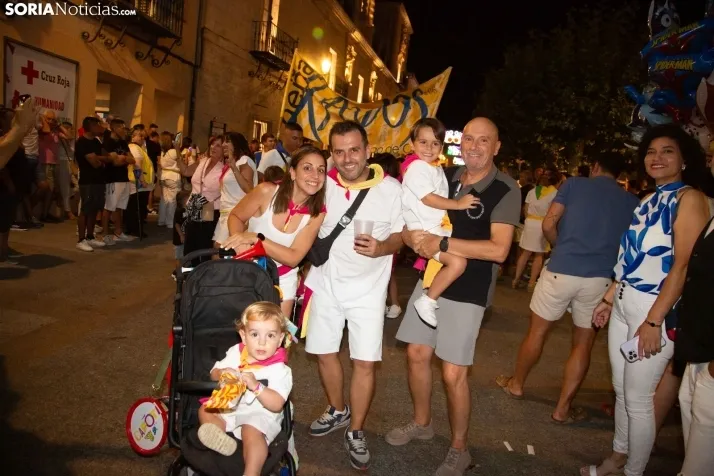 Desfile de las peñas en El Burgo 2025 