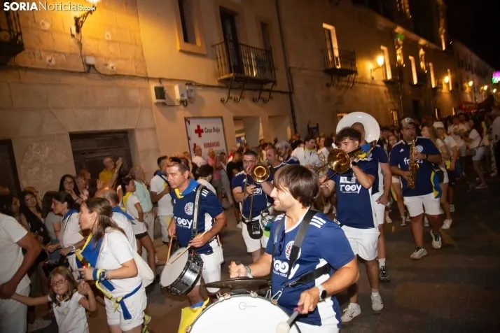 Desfile de las peñas en El Burgo 2025 