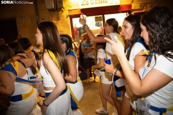 Desfile de las peñas en El Burgo 2025 