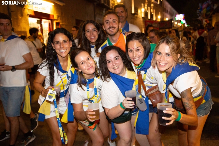 Desfile de las peñas en El Burgo 2025 