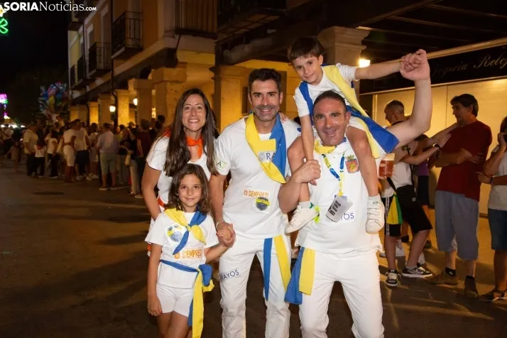 Desfile de las peñas en El Burgo 2025 