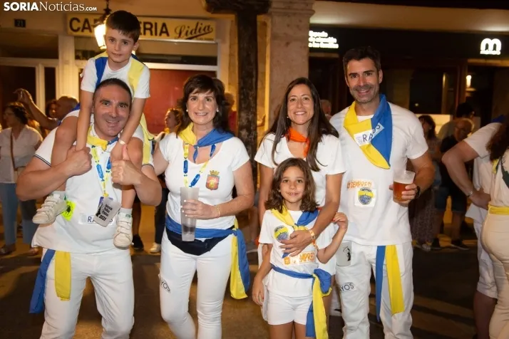 Desfile de las peñas en El Burgo 2025 