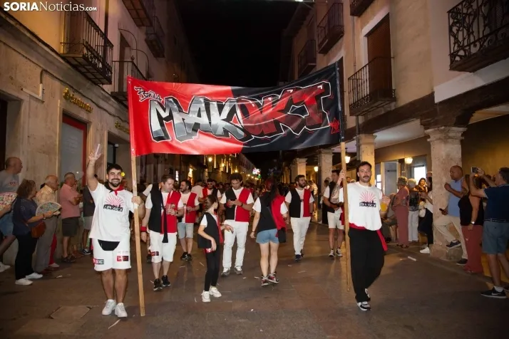 Desfile de las peñas en El Burgo 2025 