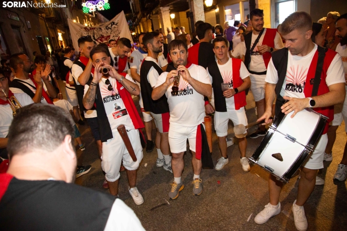 Desfile de las peñas en El Burgo 2025 