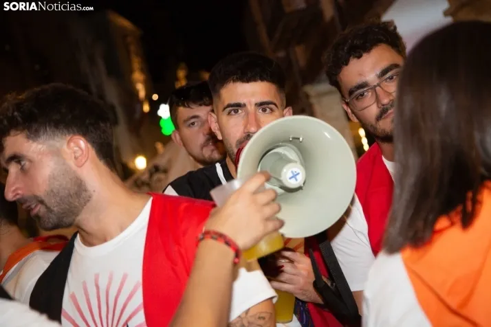 Desfile de las peñas en El Burgo 2025 