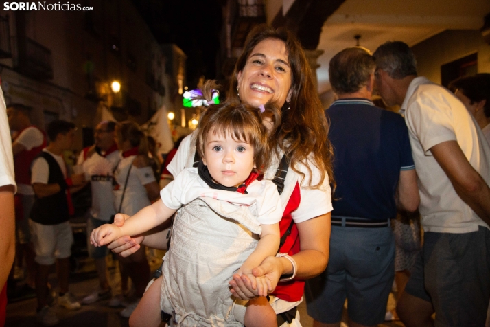 Desfile de las peñas en El Burgo 2025 