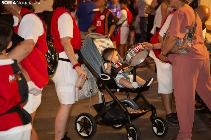 Desfile de las peñas en El Burgo 2025 