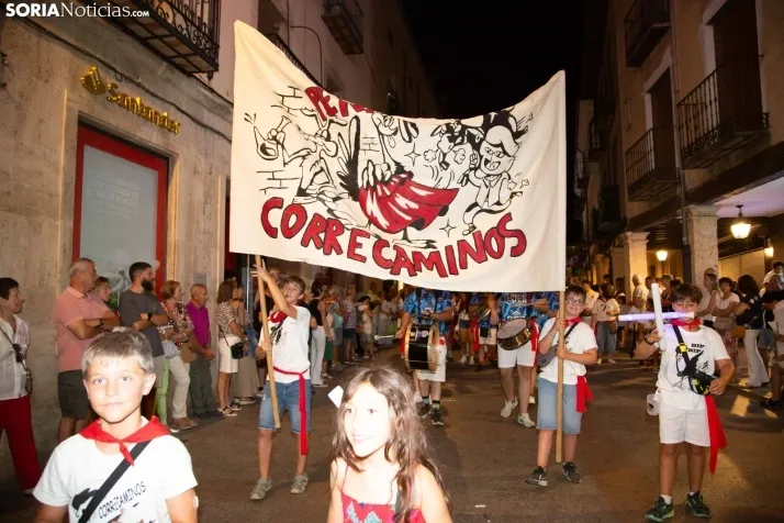Desfile de las peñas en El Burgo 2025 