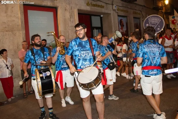 Desfile de las peñas en El Burgo 2025 