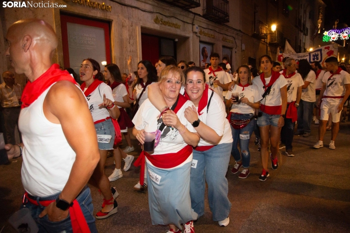 Desfile de las peñas en El Burgo 2025 