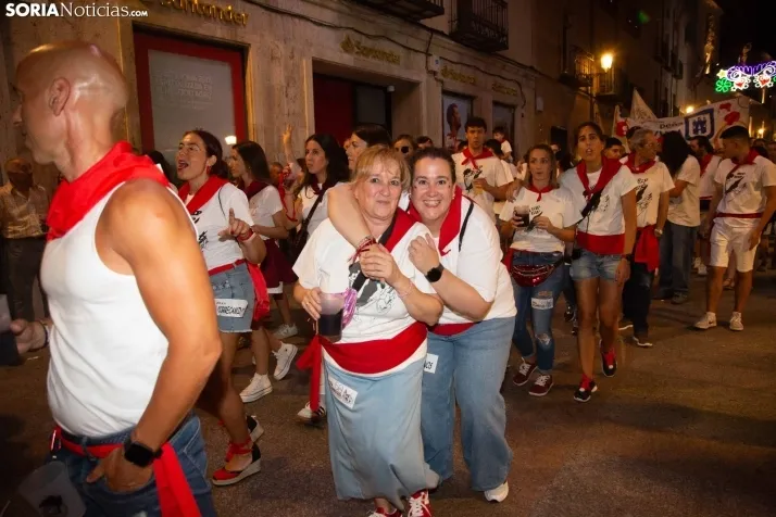 Desfile de las peñas en El Burgo 2025 