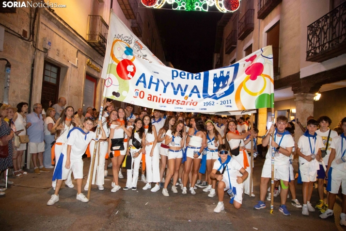 Desfile de las peñas en El Burgo 2025 