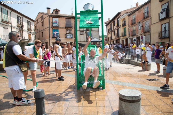 El Burgo se refresca con sus cucañas