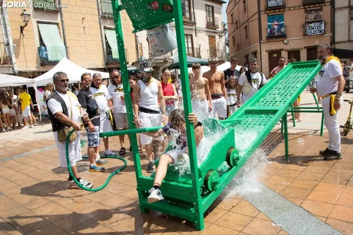 El Burgo se refresca con sus cucañas