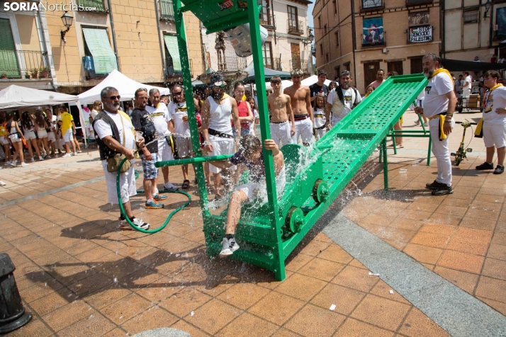 El Burgo se refresca con sus cucañas