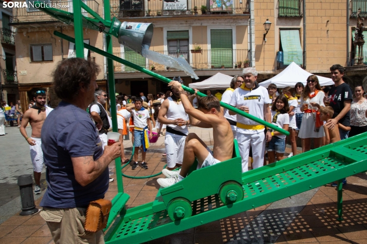 El Burgo se refresca con sus cucañas