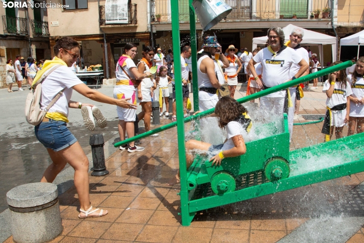 El Burgo se refresca con sus cucañas