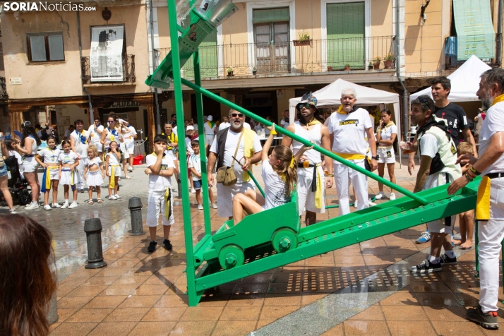 El Burgo se refresca con sus cucañas