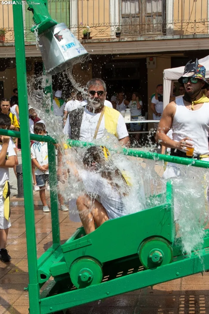 El Burgo se refresca con sus cucañas