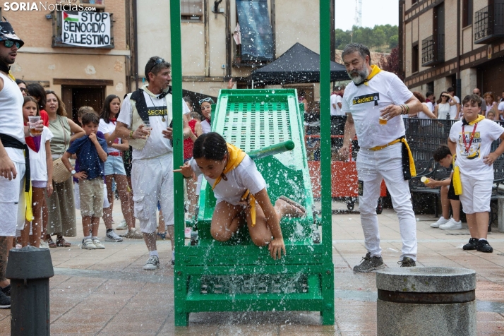 El Burgo se refresca con sus cucañas