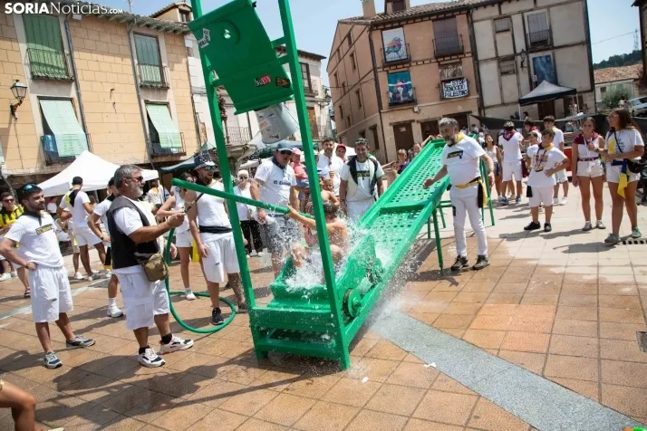 El Burgo se refresca con sus cucañas