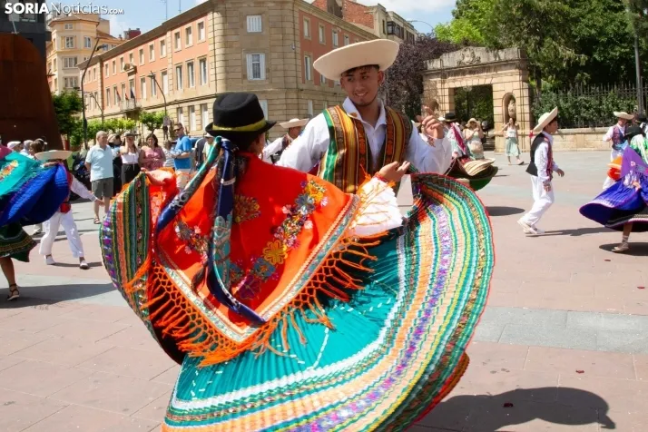 El ritmo y el color de Santiago de Bombori