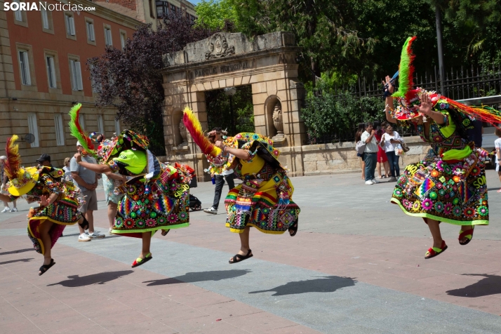 El ritmo y el color de Santiago de Bombori