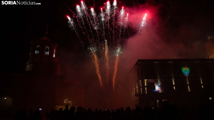 Fotos: Almazán enciende su Navidad con fuegos artificiales