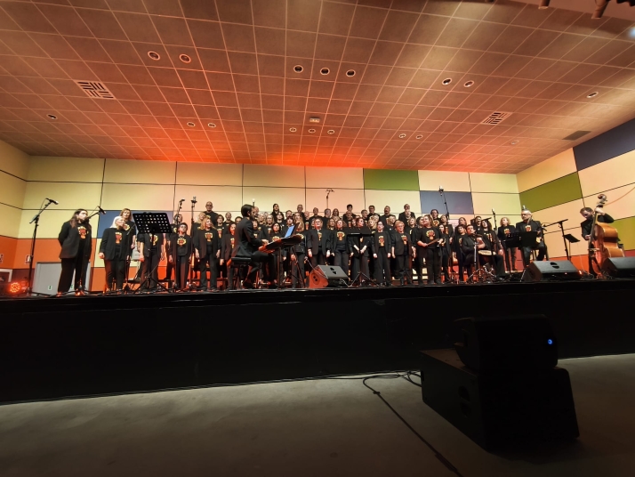 Actuación del coro Ipharadisi en El Burgo.