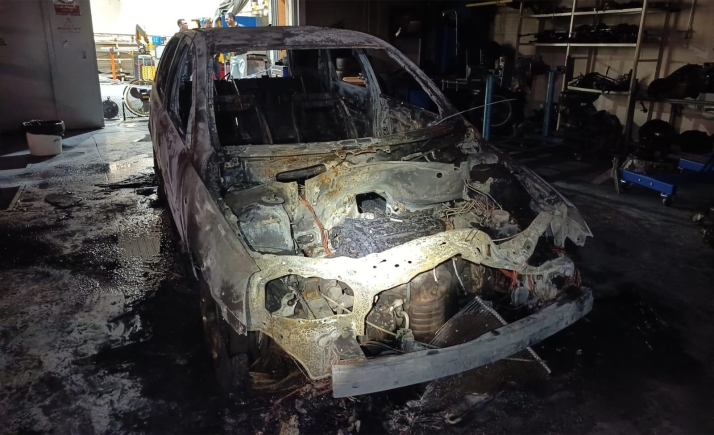 Un incendio calcina un coche en el taller de Automoción del Pico Frentes