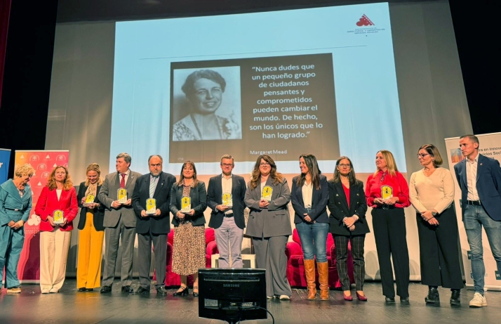 Jiménez (6ª idza.) con el premio tras la entrega. /Dip.
