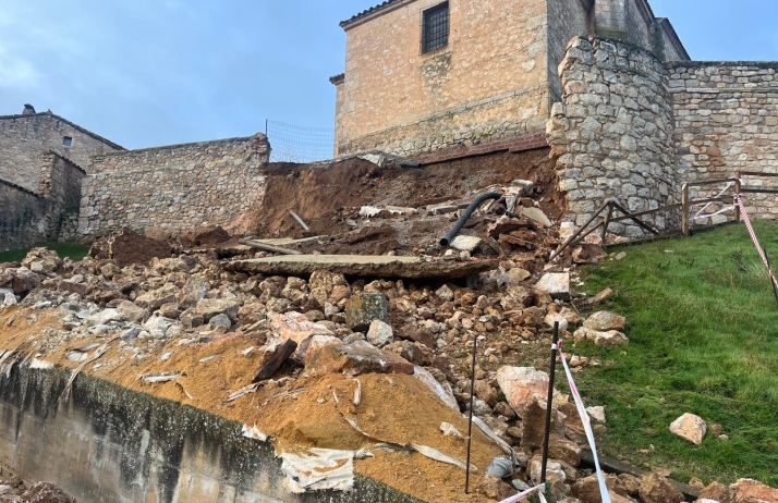 Se derrumba parte del muro de la iglesia de Villasayas, declarado Bien de Interés Cultural