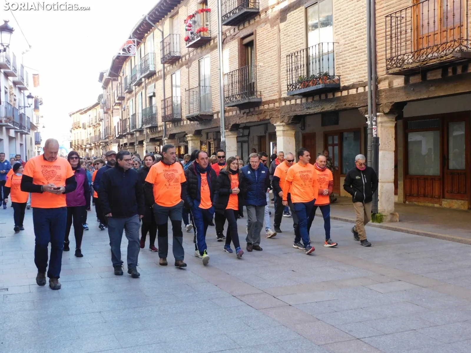 Foto 11 - Galer&iacute;a y cr&oacute;nica | El Burgo se viste de naranja para luchar contra el c&aacute;ncer