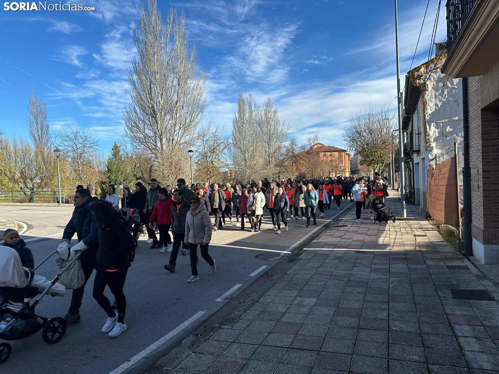 Foto 9 - Galer&iacute;a y cr&oacute;nica | El Burgo se viste de naranja para luchar contra el c&aacute;ncer