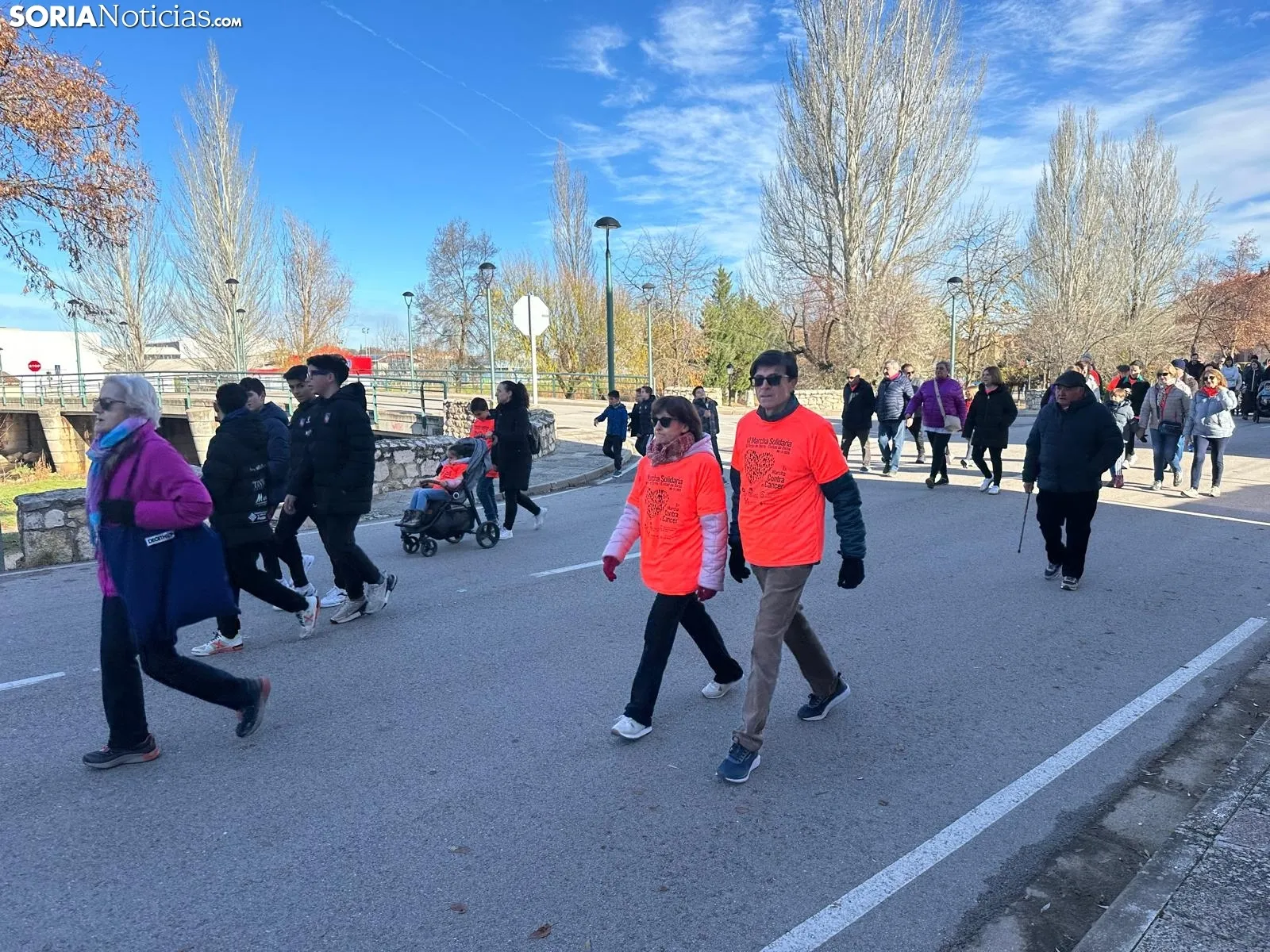 Foto 8 - Galer&iacute;a y cr&oacute;nica | El Burgo se viste de naranja para luchar contra el c&aacute;ncer