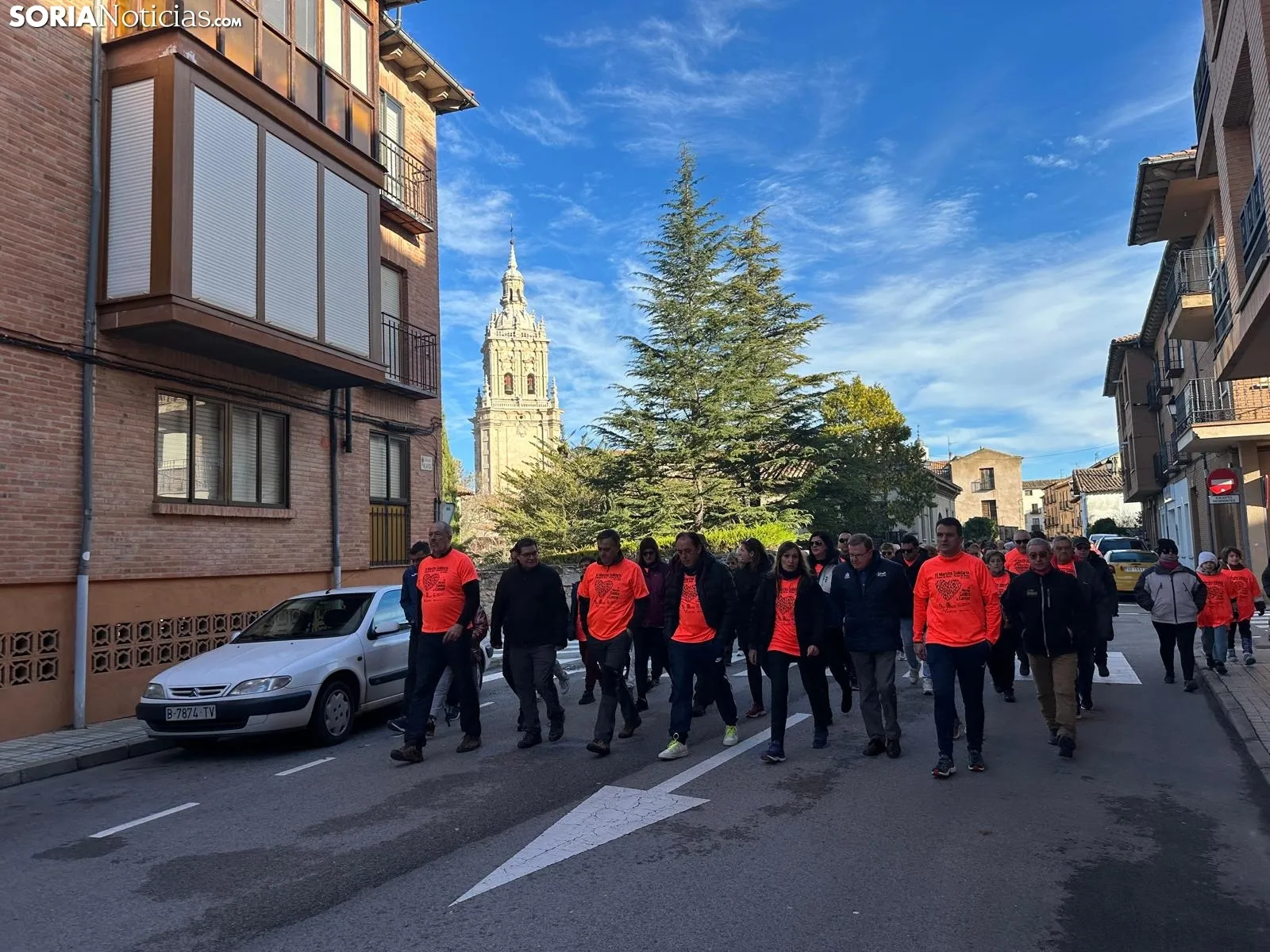 Foto 2 - Galer&iacute;a y cr&oacute;nica | El Burgo se viste de naranja para luchar contra el c&aacute;ncer