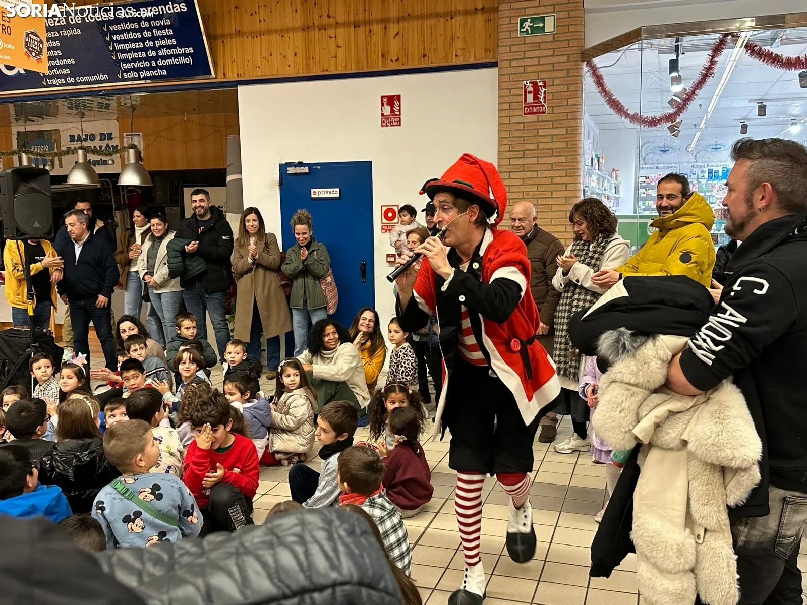 Foto 2 - La Navidad se apodera del E. Leclerc con un elfo que ha desatado las risas de los peque&ntilde;os