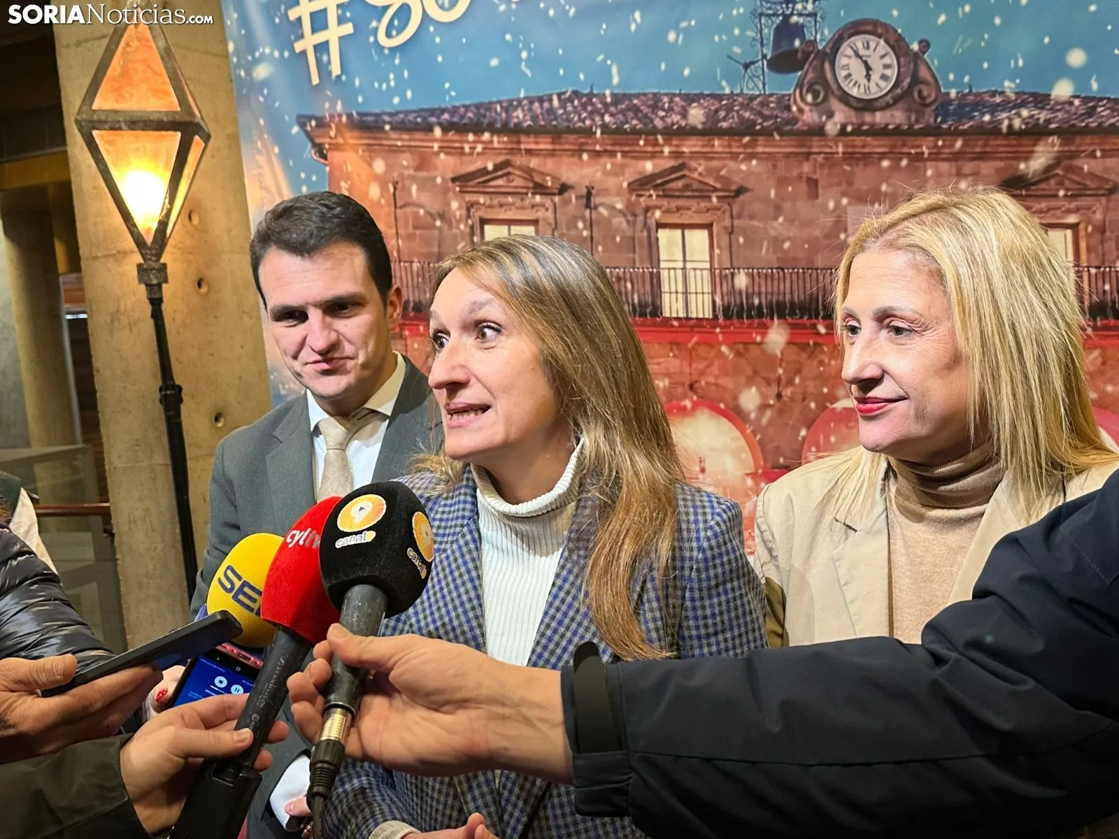 Foto 2 - Unos 400 alumnos de Primaria llevan la Navidad a la Audiencia con sus villancicos