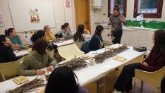 Foto 4 - Diez vecinos de Almaz&aacute;n aprenden a decorar sus hogares con materiales biodegradables