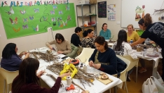 Foto 3 - Diez vecinos de Almaz&aacute;n aprenden a decorar sus hogares con materiales biodegradables