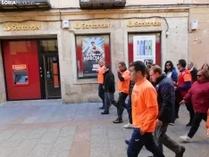 Foto 10 - Galer&iacute;a y cr&oacute;nica | El Burgo se viste de naranja para luchar contra el c&aacute;ncer